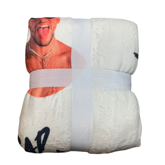 Bad bunny blanket - Picture 3 of 6